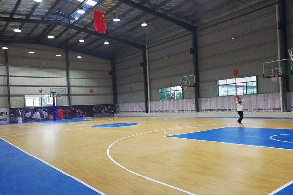 怎么解决篮球馆地板打滑现象？